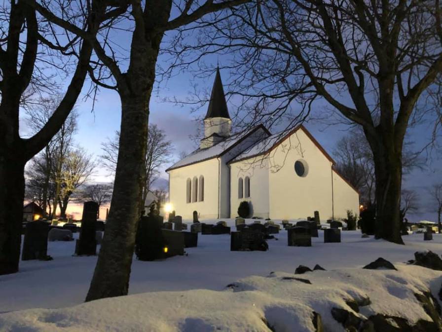 3-3_Ørland Kirke ute